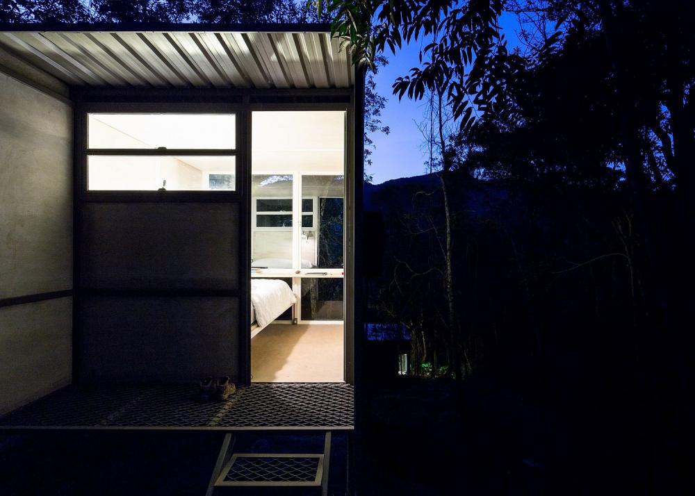 Kim loại và gỗ là những chất liệu chính tạo khung nhà cabin nhỏ trong rừng nhà cabin nhỏ trong rừng