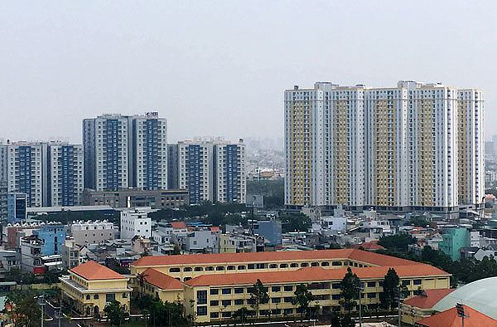 Ảnh chụp từ xa hai dự án chung cư, xung quanh là khu dân cư gồm những ngôi nhà ở thấp tầng của người dân nguồn cung bất động sản 2019