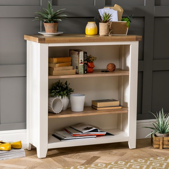 Một chiếc tủ sách thấp có ba ngăn kệ mở, có thể điều chỉnh được độ cao nên rất linh hoạt trong lưu trữ tủ sách thấp