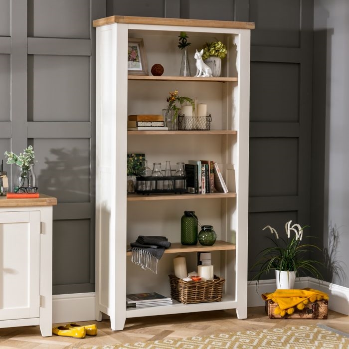 Nếu nhà bạn thiết kế theo phong cách Scandinavian thì không nên bỏ qua chiếc tủ sách sơn trắng này tủ sách sơn trắng