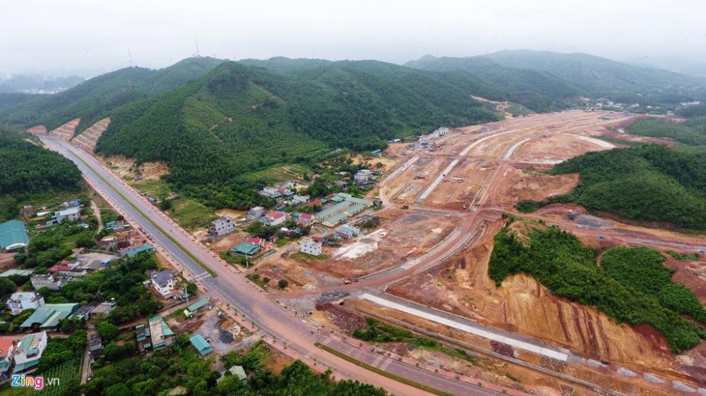 Ảnh chụp từ trên cao một dự án đất nền tại Vân Đồn nằm dưới chân một ngọn đồi, bên cạnh là đường quốc lộ chạy ngang qua đất nền Vân Đồn