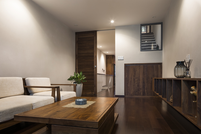 Ảnh chụp góc khác của phòng khách, căn phòng gồm các đồ nội thất gỗ đơn giản nội thất gỗ