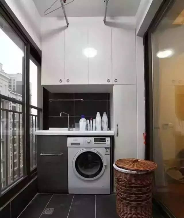 Góc giặt phơi quần áo đặt ở ban công, gồm máy giặt và kệ lưu trữ Góc giặt phơi quần áo