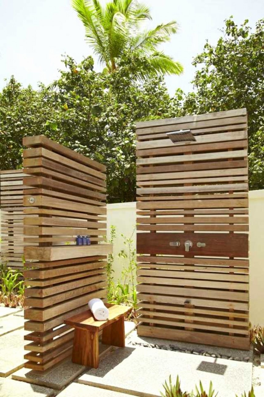 Phòng tắm ngoài trời bằng gỗ palet: vừa làm tường, vừa làm giá để đồ, sàn là bê tông đúc trải thêm sỏi Phòng tắm ngoài trời bằng gỗ palet