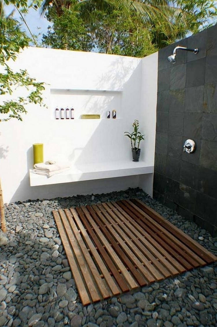 Phòng tắm ngoài trời tối giản có thể ứng dụng cho mọi gia đình: chỉ cần hai bức tường bao ở cuối vườn, sàn bằng pallet gỗ và trải thêm sỏi Phòng tắm ngoài trời tối giản