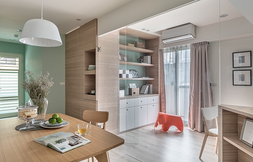 Tường trong căn hộ sơn màu xanh bạc hà kết hợp rất ăn ý với nội thất gỗ sáng màu tường sơn màu xanh bạc hà