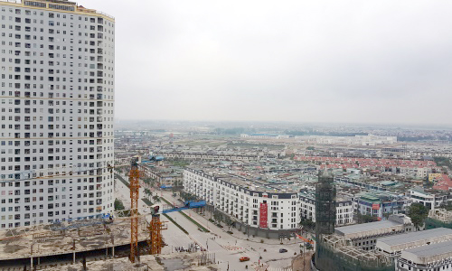 Một tòa chung cư bên cạnh là khu dân cư thấp tầng mua nhà để đầu tư