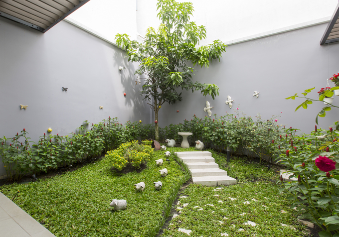 Một góc sân vườn trồng cỏ, hoa, trang trí bằng những chú cừu sứ nhỏ sân vườn đẹp