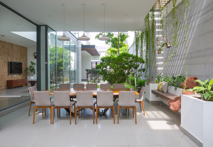 Khu vực ăn uống bố trí dưới hàng hiên, mở thông ra sân vườn rất thoáng đãng và xanh mát bàn ăn dưới hàng hiên