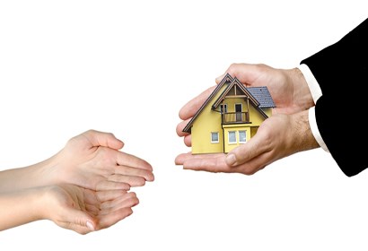 Ảnh thiết kế hình hai bàn tay giữ mô hình nhà đứng tên sổ đỏ