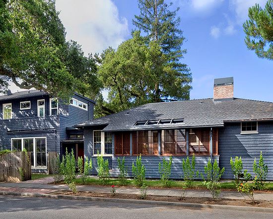 Một kiểu nhà bungalow màu xám đậm kết hợp cửa kính khung gỗ mang lại vẻ đẹp ấn tượng và bình yên nhà bungalow màu xám