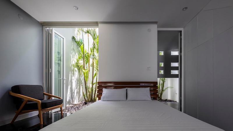 Phòng ngủ có cửa mở ra giếng trời trồng cây xanh phòng ngủ đẹp