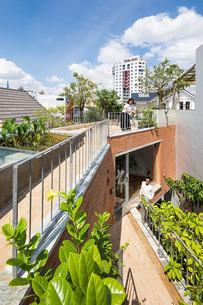 Một phần nhà phố có những mảng vườn nhỏ trồng cây xanh nhà phố nhiều mảng xanh