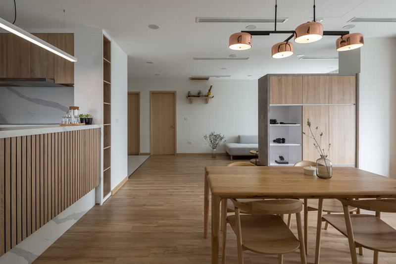 Phòng bếp rộng theo phong cách tối giản, các đồ nội thất bằng gỗ phòng bếp rộng rãi