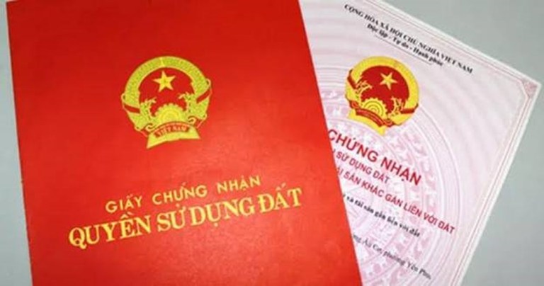 Ảnh chụp cận một cuốn sổ đỏ quyền sở hữu đất ở