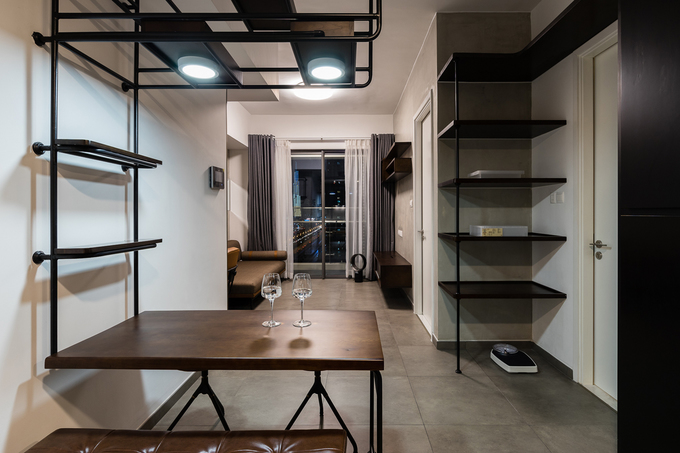 Thiết kế bàn ăn vô cùng đơn giản chỉ gồm một tấm gỗ gác lên giá sắt treo sát tường. Tất cả các đồ nội thất trong căn hộ đều được bố trí sát tường giúp tối ưu hoá không gian. giải pháp cho căn hộ nhỏ