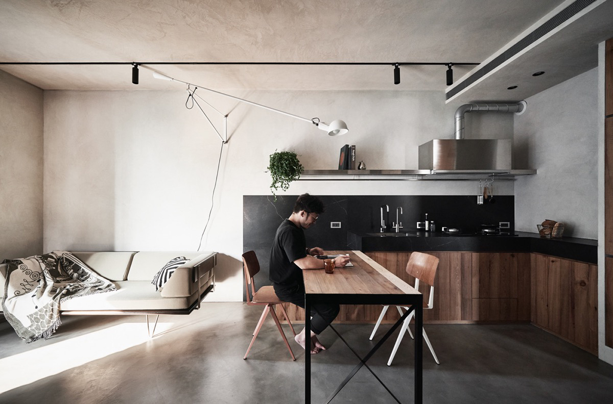 Tường bê tông phù hợp với phong cách tối giản, trong khi ghế sofa có phần chân thanh mảnh và cách mặt sàn một khoảng nhất định giúp không gian bớt ngột ngạt, bức bối. phong cách tối giản