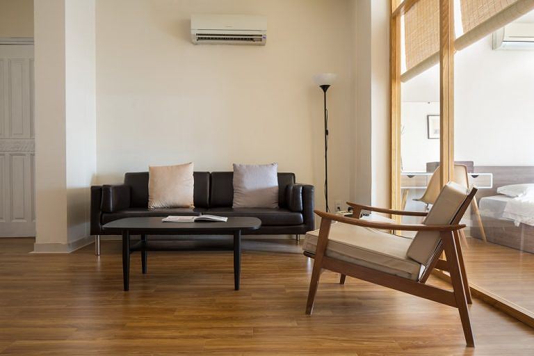 Phòng khách sau khi cải tạo có thêm ánh sáng từ phòng ngủ nhờ đổi tường ngăn thành cửa kính, bộ sofa màu đen cũng giúp căn phòng có điểm nhấn. phòng khách đẹp