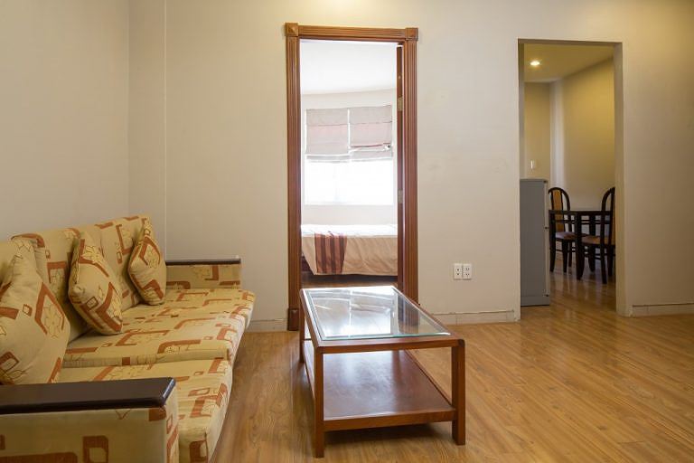 Trước khi cải tạo phòng khách bố trí khá đơn giản nhưng vẫn thiếu sáng và bí bách. cải tạo phòng khách