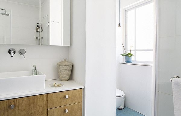Phòng vệ sinh màu trắng điểm xuyết thêm màu xanh nhạt nhẹ nhàng, sạch sẽ. Phòng vệ sinh màu trắng