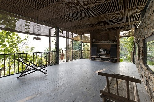 Nhà gỗ có kết cấu 2 trệt và một áp mái. Các khu chức năng như phòng ăn, bếp, phòng tắm bố trí ở tầng trệt, khu vực nghỉ ngơi bố trí trên tầng áp mái. kết cấu nhà gỗ