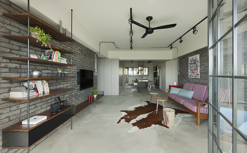 Phòng khách được khoanh vùng bằng thảm lông thú và ghế sofa. phòng khách phong cách công nghiệp