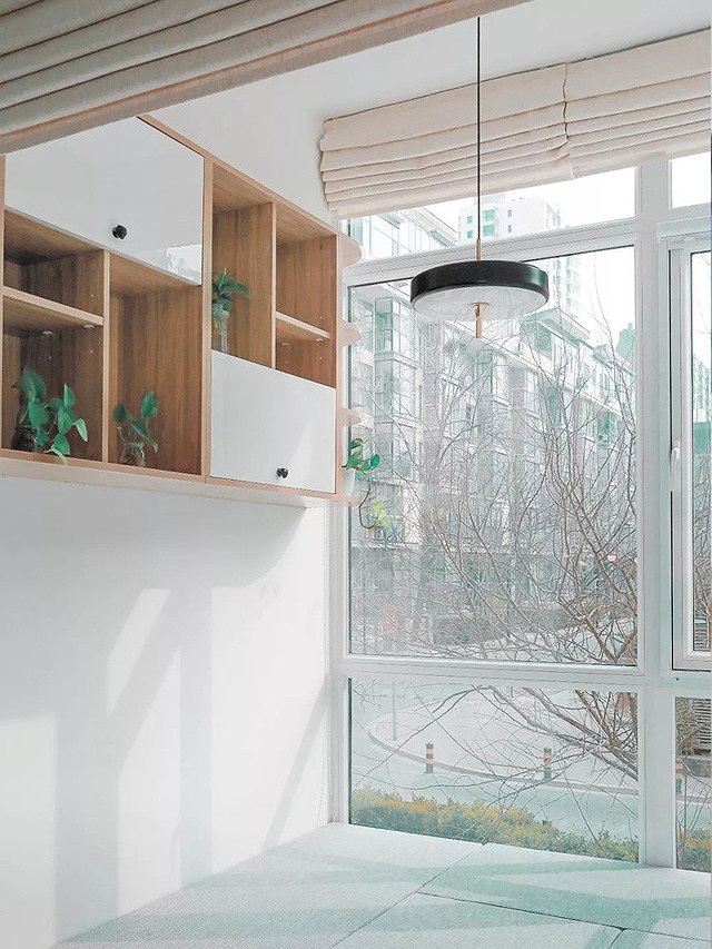Một góc phòng khách rộng rãi với sự kết hợp màu sắc hài hòa, khung cửa kính được mở hết một diện tường giúp lấy sáng hoàn hảo bài trí căn hộ nhỏ