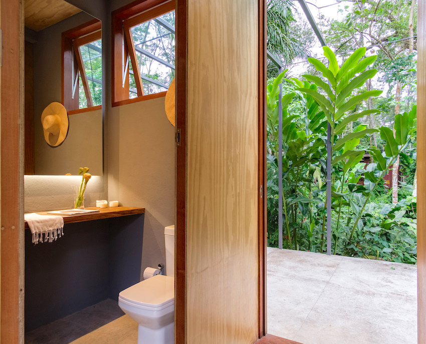 Phía cuối nhà là phòng tắm đặt cạnh cửa sau đi ra sân vườn. phòng tắm cuối nhà