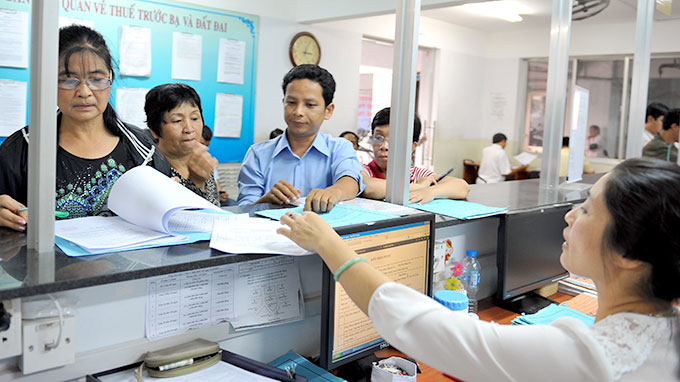 Người dân đang làm thủ tục nhà đất tại cơ quan nhà nước miễn giảm tiền sử dụng đất