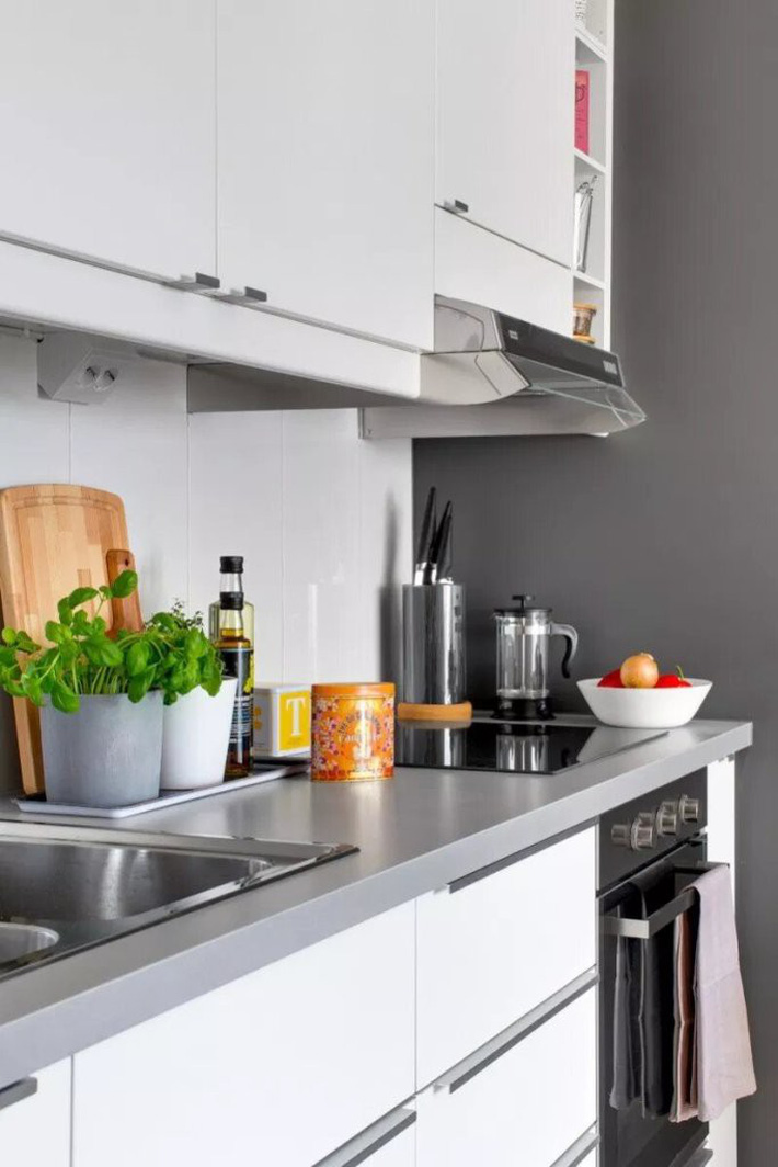 Bàn bếp trơn láng sạch sẽ và các dụng cụ hiện đại, ngăn nắp. bếp đẹp