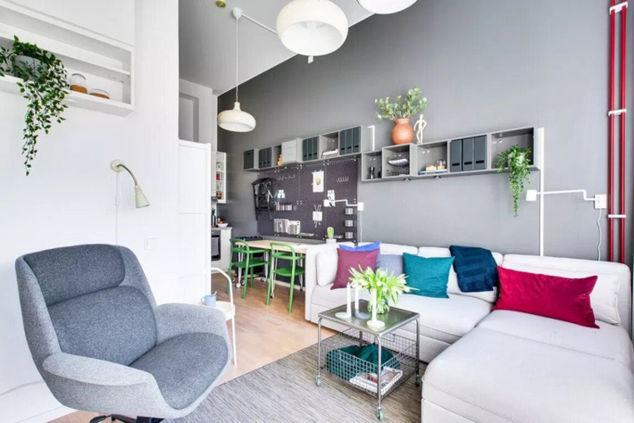 Thực chất ngôi nhà này là một studio kết hợp nơi ở và làm việc, nhờ bố trí hợp lý nên không hề lộn xộn. căn hộ studio