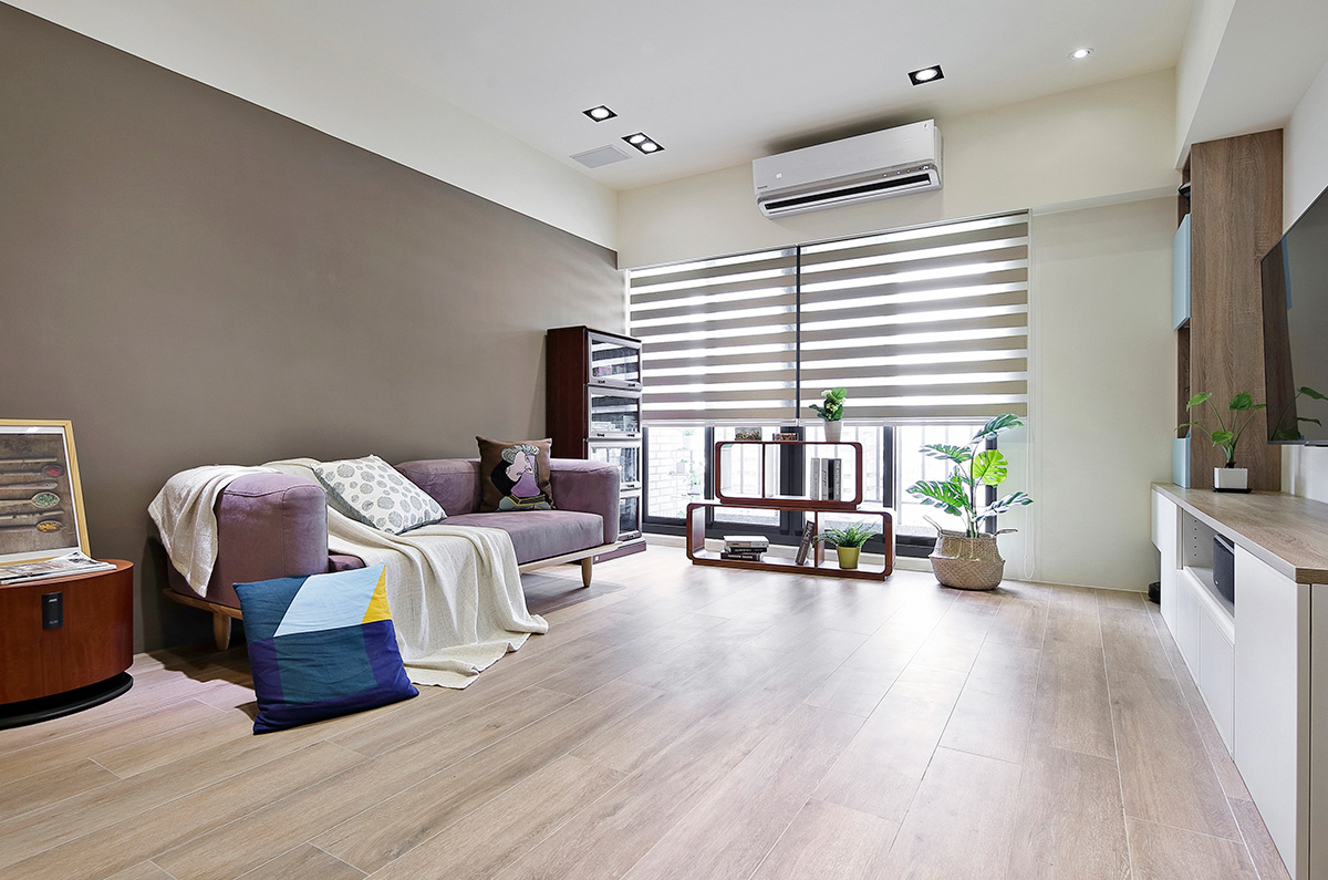 Ghế sofa tím nhạt trong phòng khách mang lại cảm giác lãng mạn, kết hợp chậu cây xanh và kệ để đồ tinh tế phòng khách lãng mạn