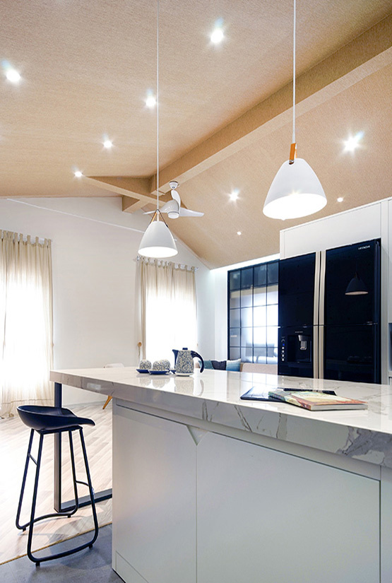 Đảo bếp đồng thời là bàn ăn và kệ tủ để đồ giúp tiết kiệm diện tích đảo bếp đẹp