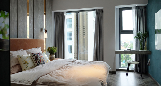 Ảnh chụp phòng ngủ với rèm, tường giả bê tông trong căn hộ phong cách luxury căn hộ phong cách luxury