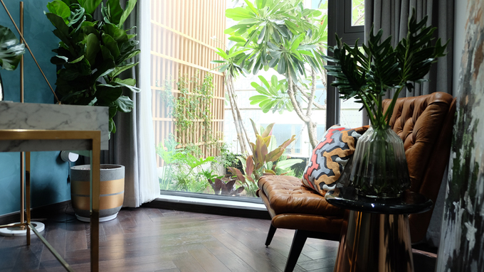 Cạnh phòng làm việc là khu vườn đầy cây xanh ở ban công, tạo cảm giác thư thái phòng làm việc đẹp
