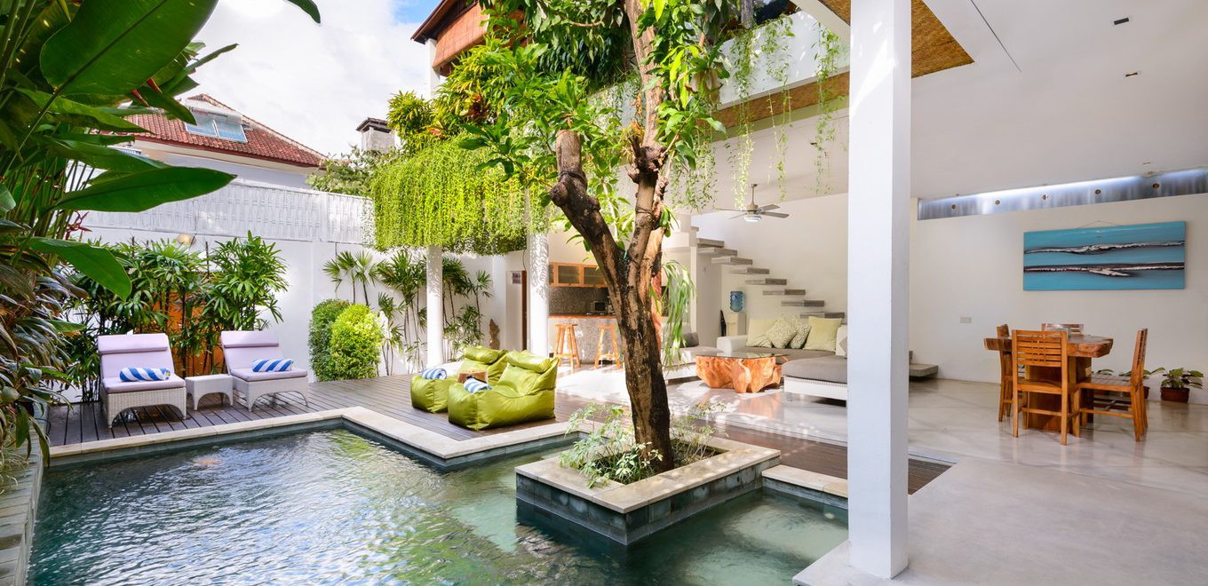 Phía trước biệt thự là một hồ bơi, xung quanh là hệ thực vật địa phương vô cùng phong phú, trông như một khu rừng nhiệt đới thu nhỏ. biệt thự phong cách nhiệt đới