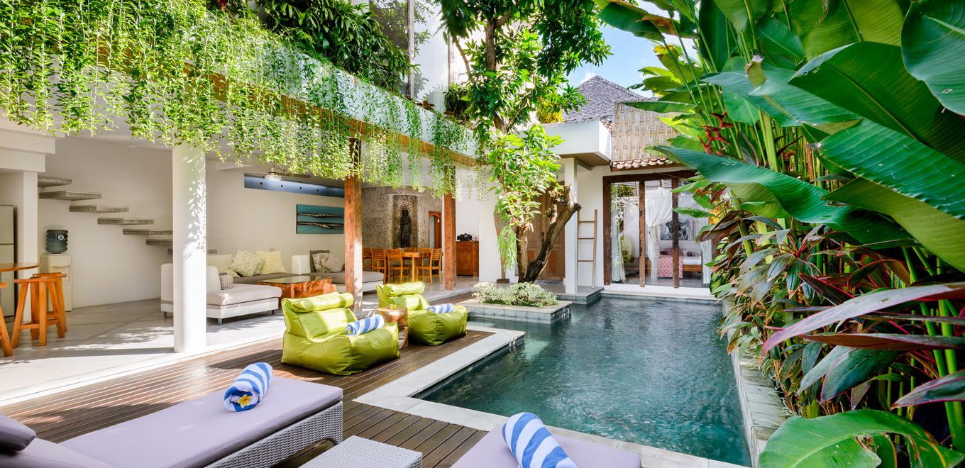 Căn biệt thự nghỉ dưỡng này được đặt tên là Ace, tọa lạc ở trung tâm đảo Bali. Quanh ngôi nhà là khung cảnh yên bình, xanh tươi của cây cối nhiệt đới. biệt thự nghỉ dưỡng ở Bali