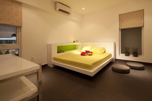 Thiết kế phòng ngủ đơn giản, nhấn mạnh vào cảm giác ấm áp của nội thất gỗ và đèn trần. phòng ngủ đơn giản