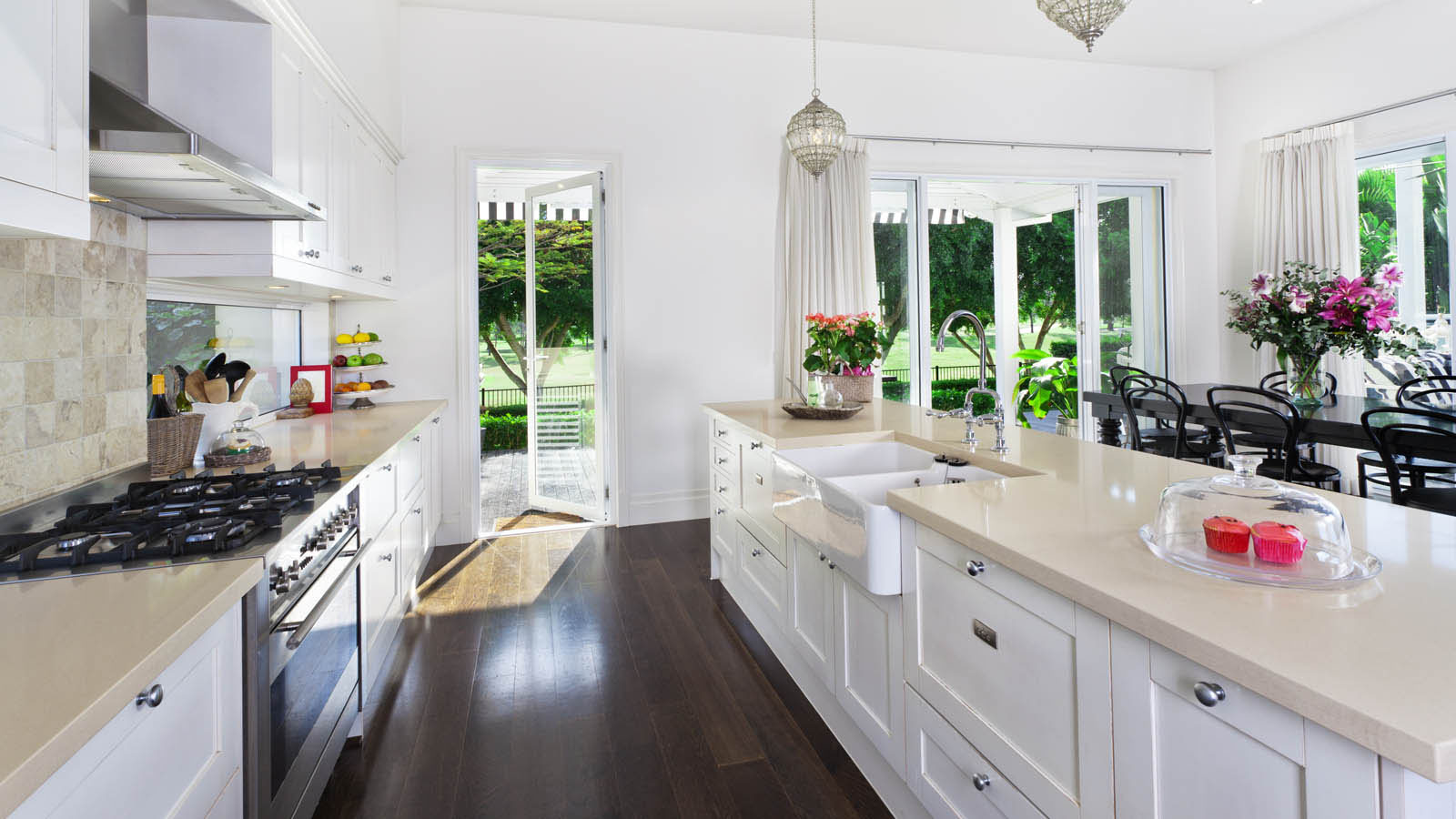 Đây hẳn là căn bếp trong mơ của các bà nội trợ với đảo bếp lớn và khung cửa mở ra khu vườn xanh mướt căn bếp trong mơ