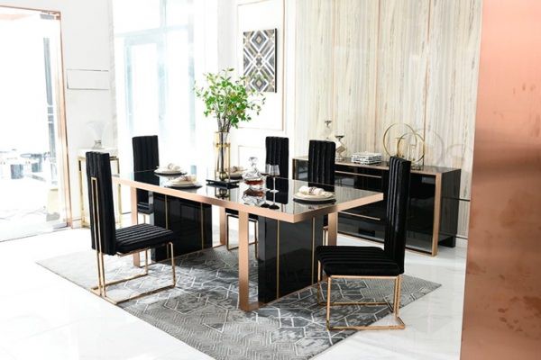 Bàn ăn bằng kính lớn kết hợp ghế ăn màu đen. Bàn ăn kính cỡ lớn kết hợp những chiếc ghế ngồi màu đen, chân kim loại.