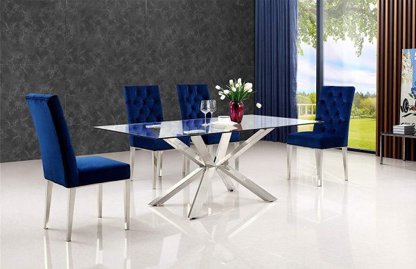 Bàn ăn mặt kính chữ nhật kết hợp ghế nỉ xanh coban. Bàn ăn mặt kính hình chữ nhật với phần chân bàn mạ crom hình ngôi sao độc đáo, kết hợp ghế nỉ xanh coban nổi bật.