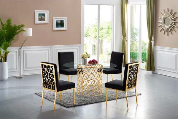 Bàn ăn kính theo phong cách hoàng gia Một mẫu bàn ăn bằng kính kết hợp ghế bọc nỉ, chân ghế kim loại mạ vàng
